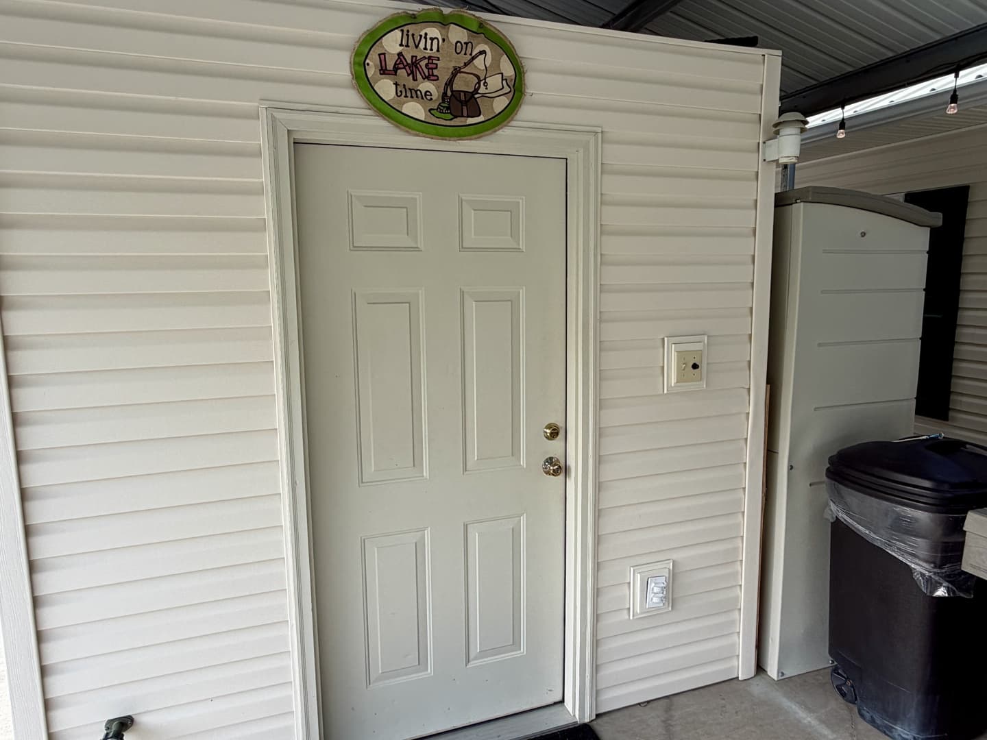 2002 Custom 20 x 53 Floating Cabin - Approx 999/sqft