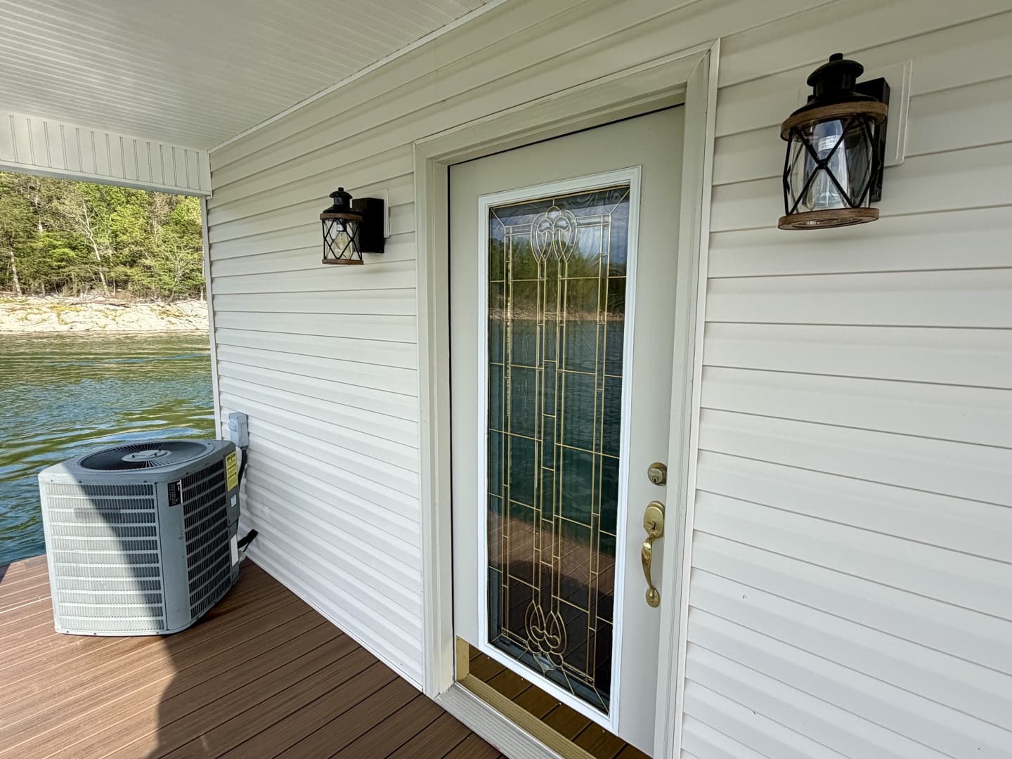 2002 Custom 20 x 53 Floating Cabin - Approx 999/sqft