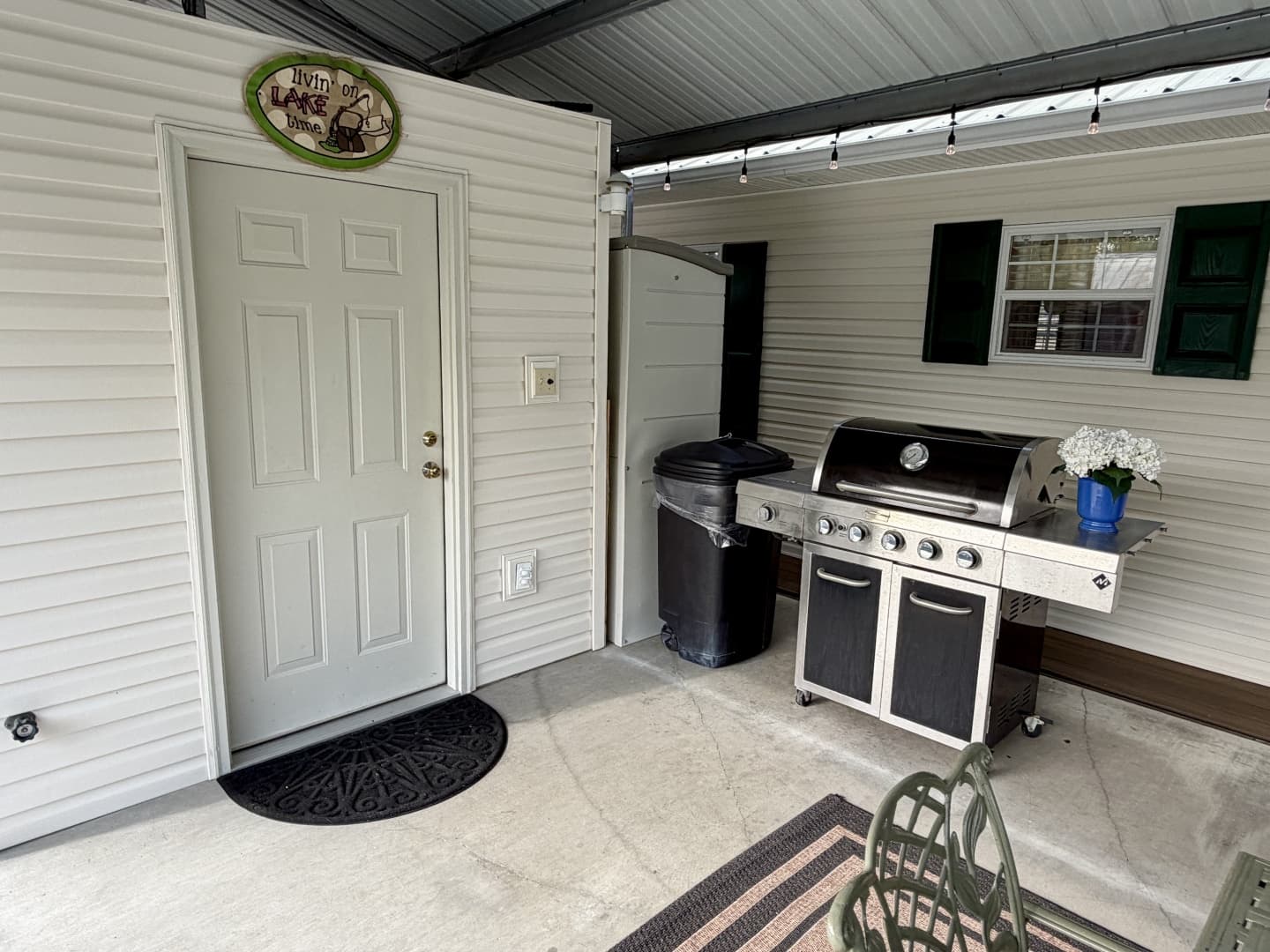 2002 Custom 20 x 53 Floating Cabin - Approx 999/sqft
