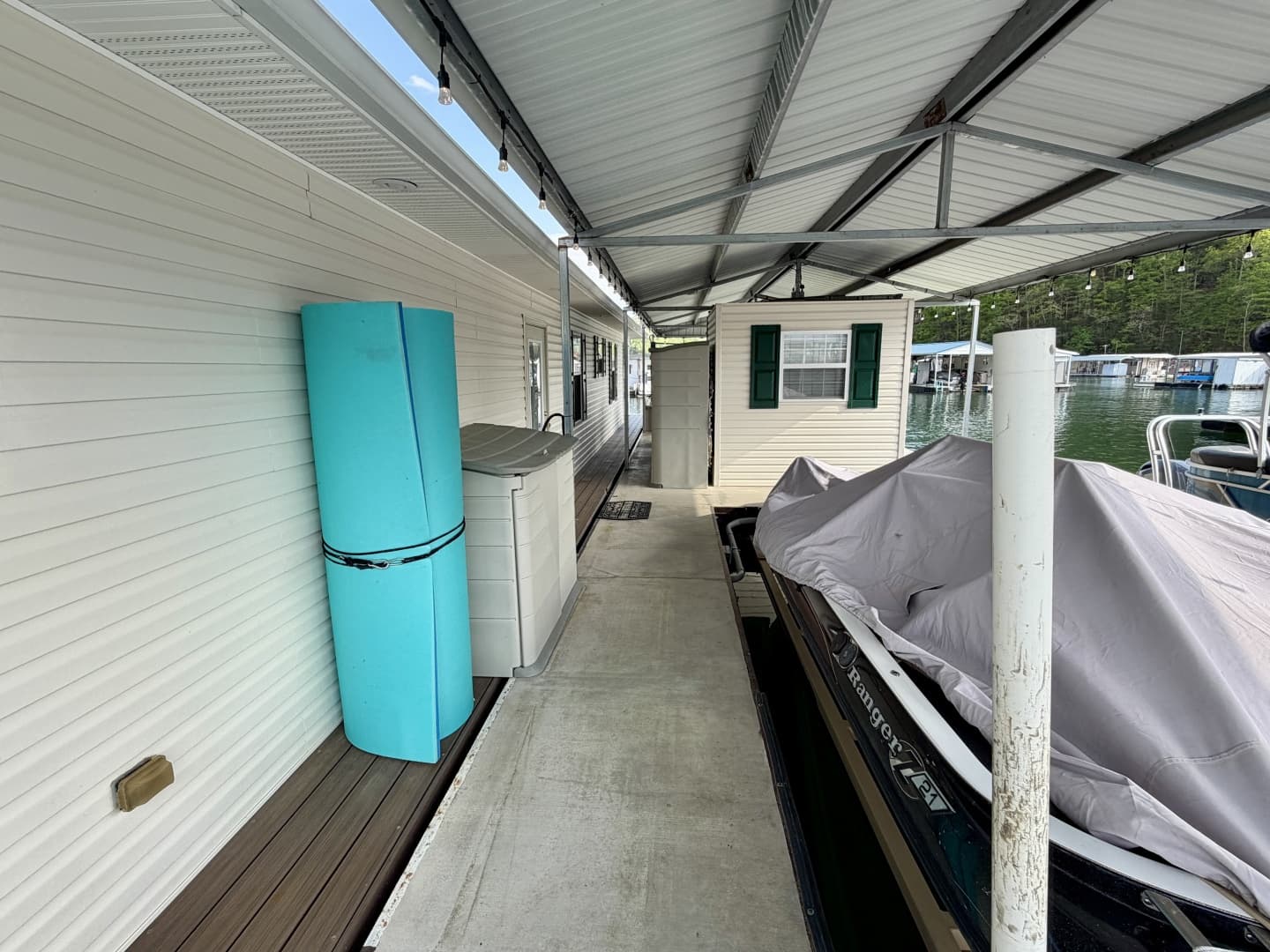 2002 Custom 20 x 53 Floating Cabin - Approx 999/sqft