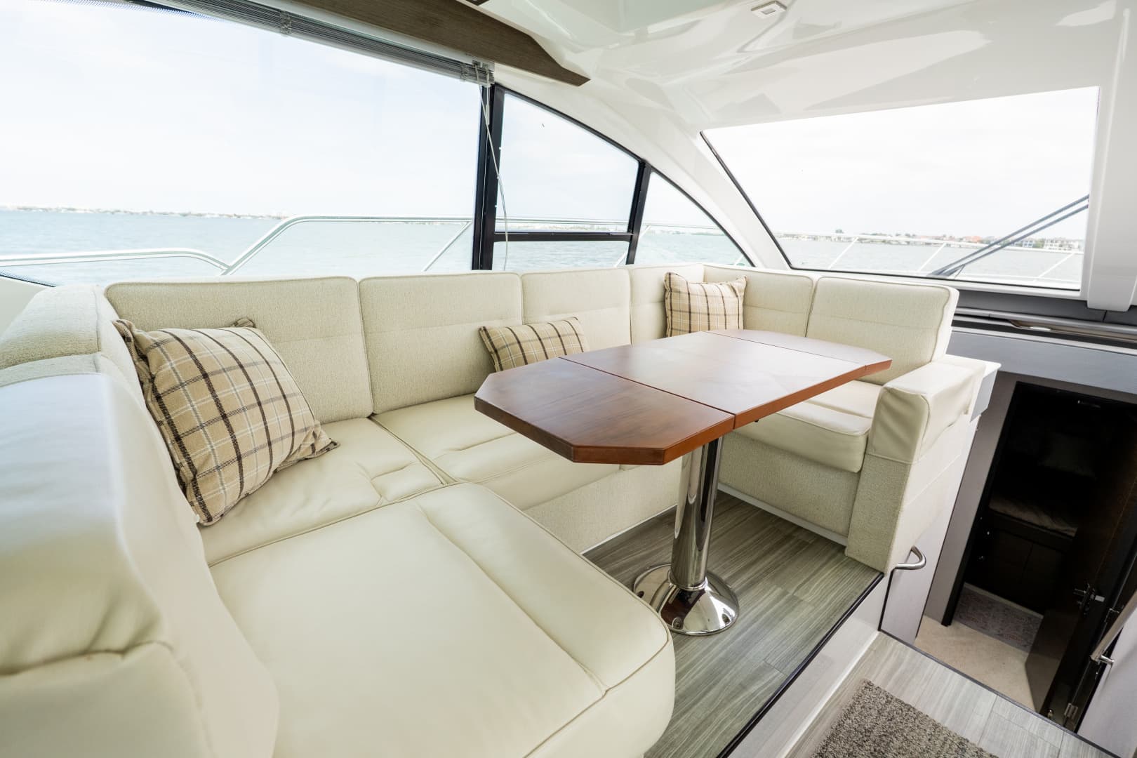 2018 Cruisers Yachts 50 CANTIUS