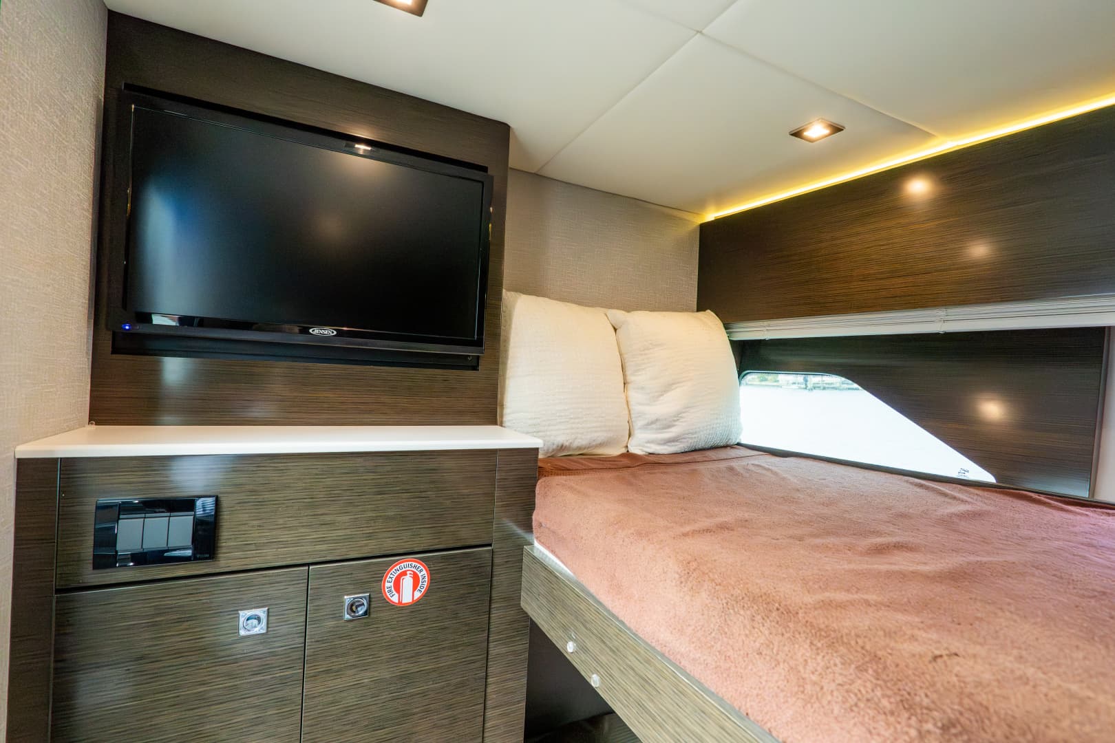 2018 Cruisers Yachts 50 CANTIUS