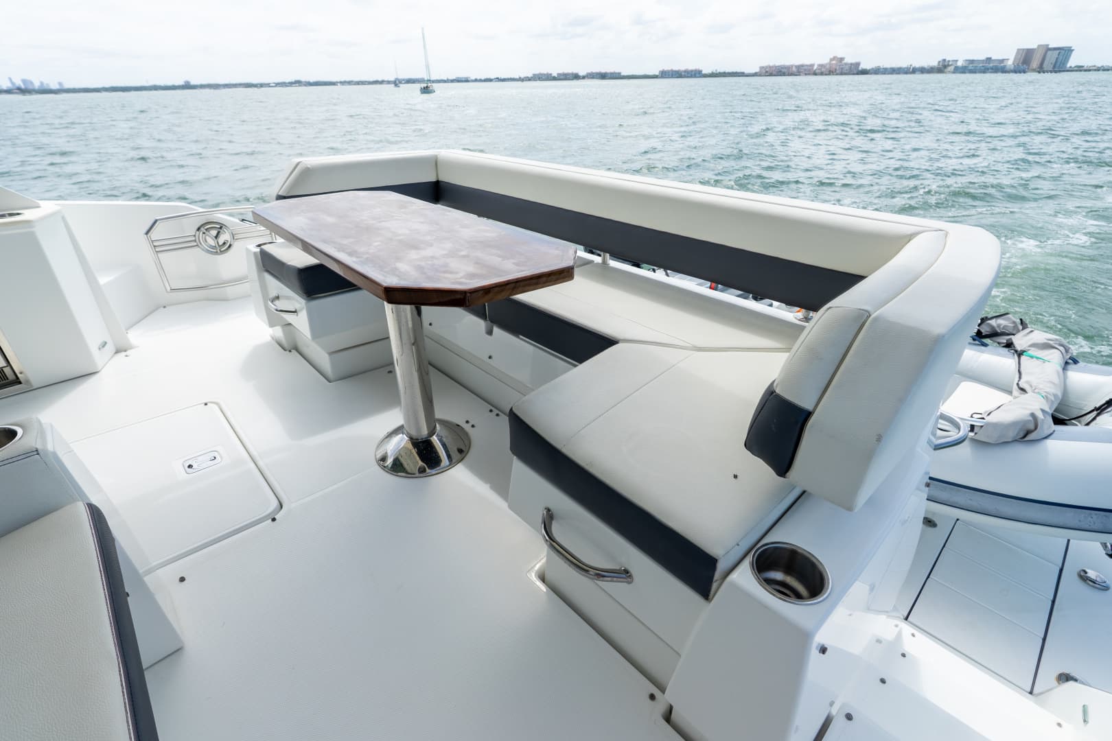 2018 Cruisers Yachts 50 CANTIUS