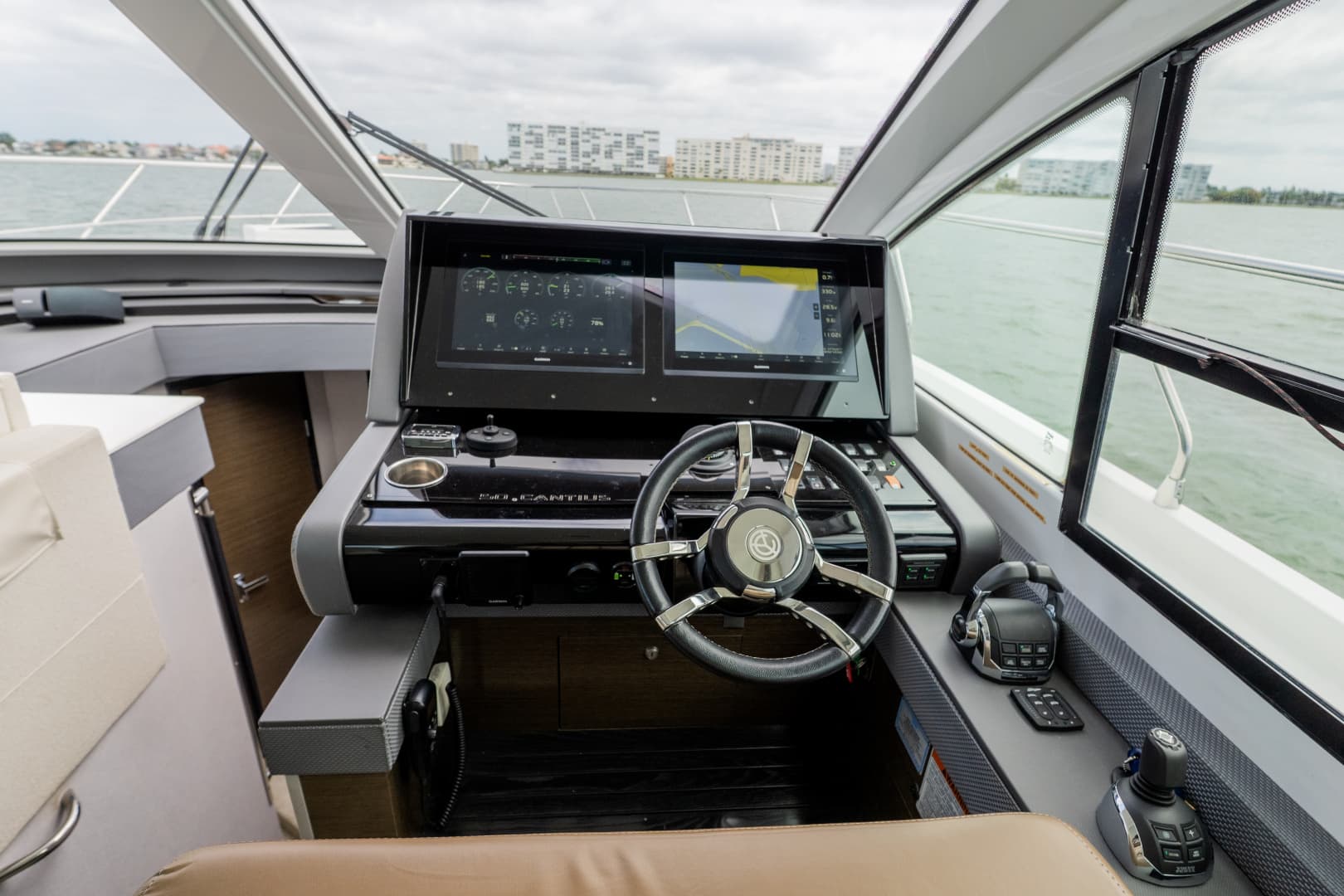 2018 Cruisers Yachts 50 CANTIUS