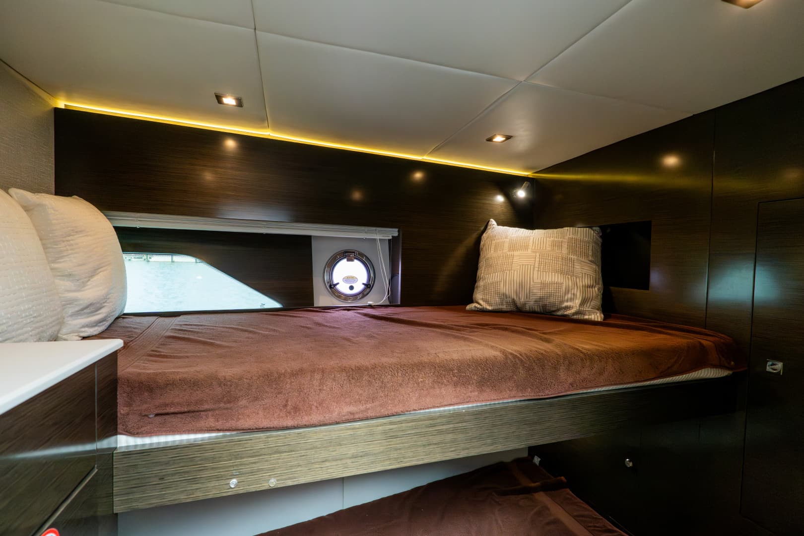 2018 Cruisers Yachts 50 CANTIUS