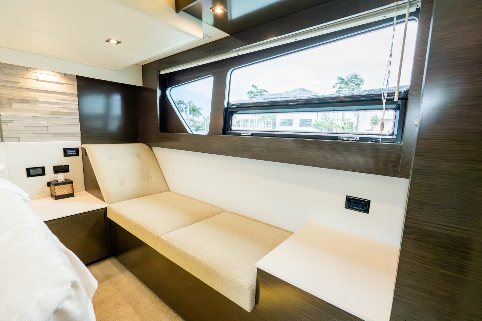2018 Cruisers Yachts 50 CANTIUS