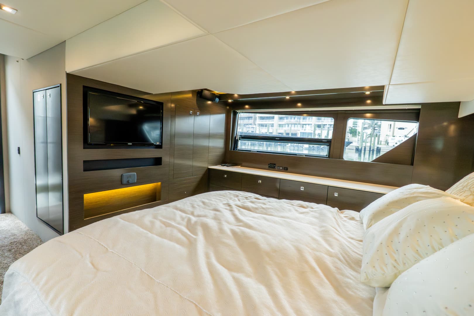 2018 Cruisers Yachts 50 CANTIUS