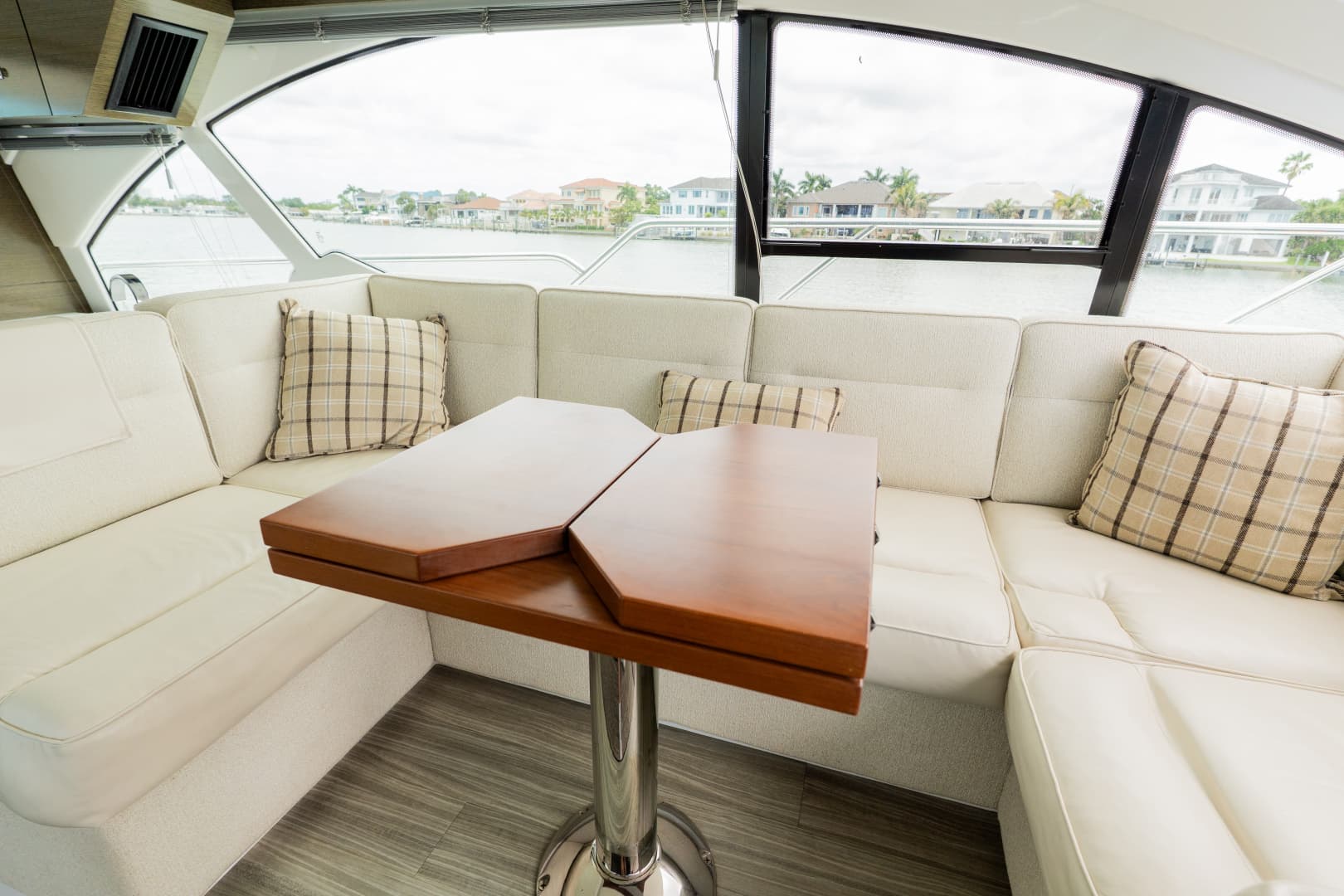 2018 Cruisers Yachts 50 CANTIUS