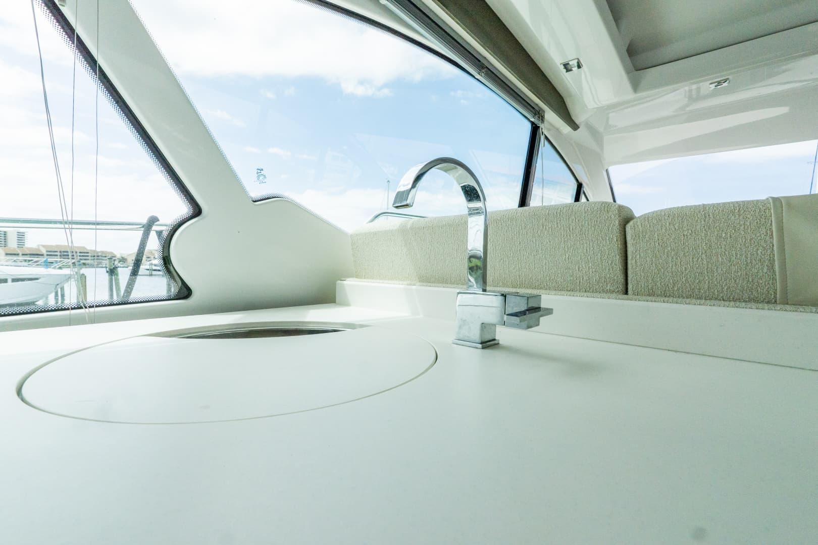 2018 Cruisers Yachts 50 CANTIUS