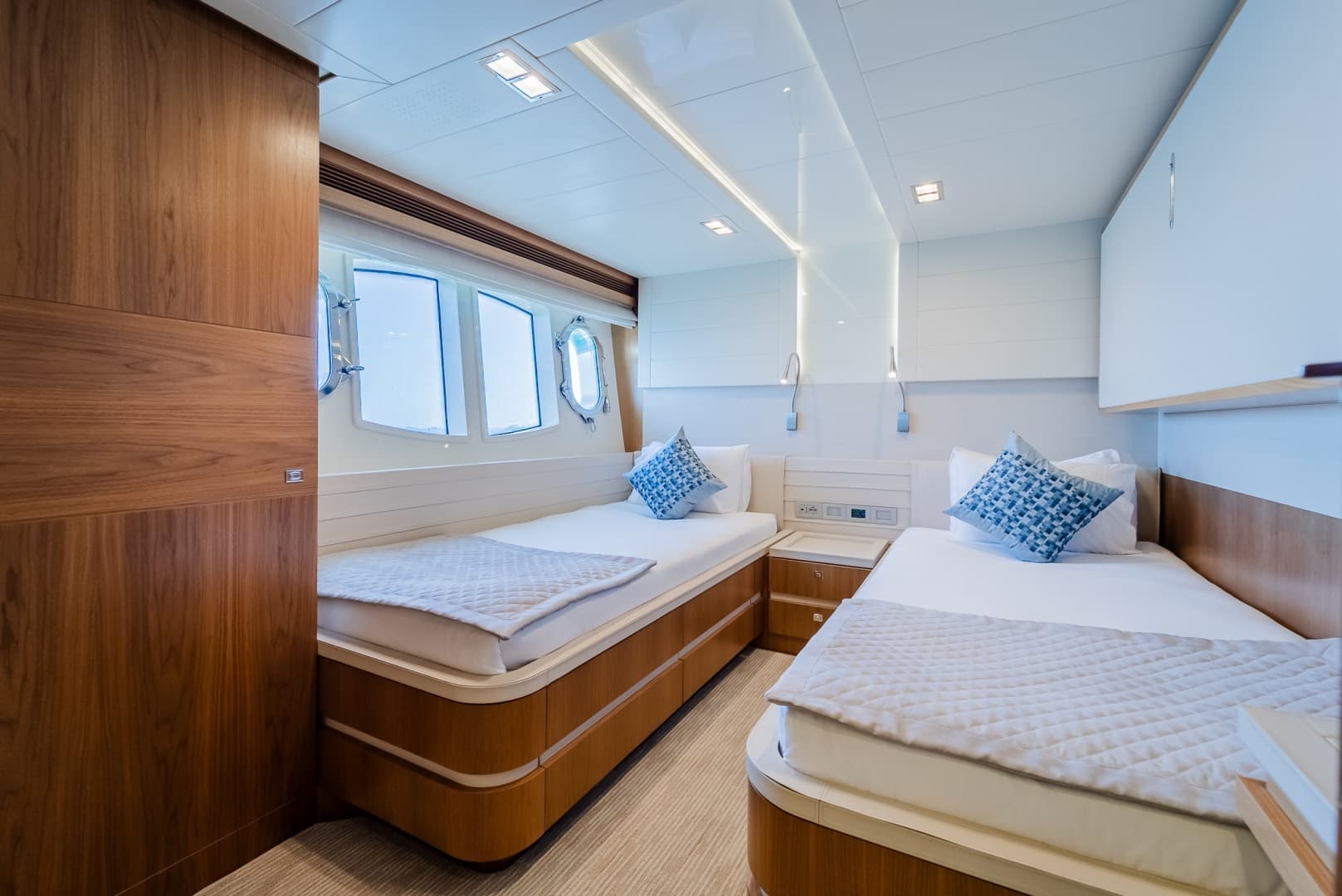 2012 Custom Line Raised Pilothouse