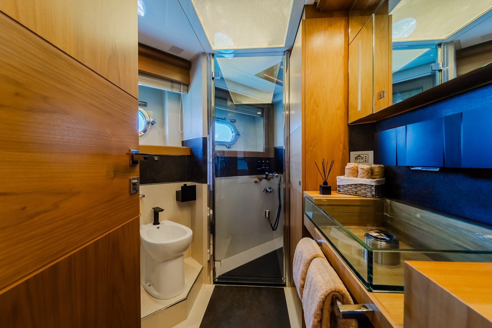 2012 Custom Line Raised Pilothouse