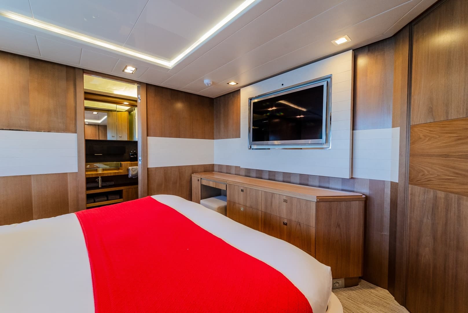 2012 Custom Line Raised Pilothouse