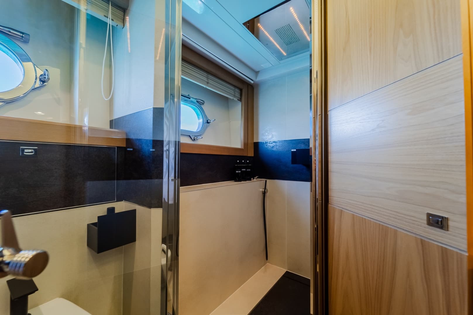2012 Custom Line Raised Pilothouse