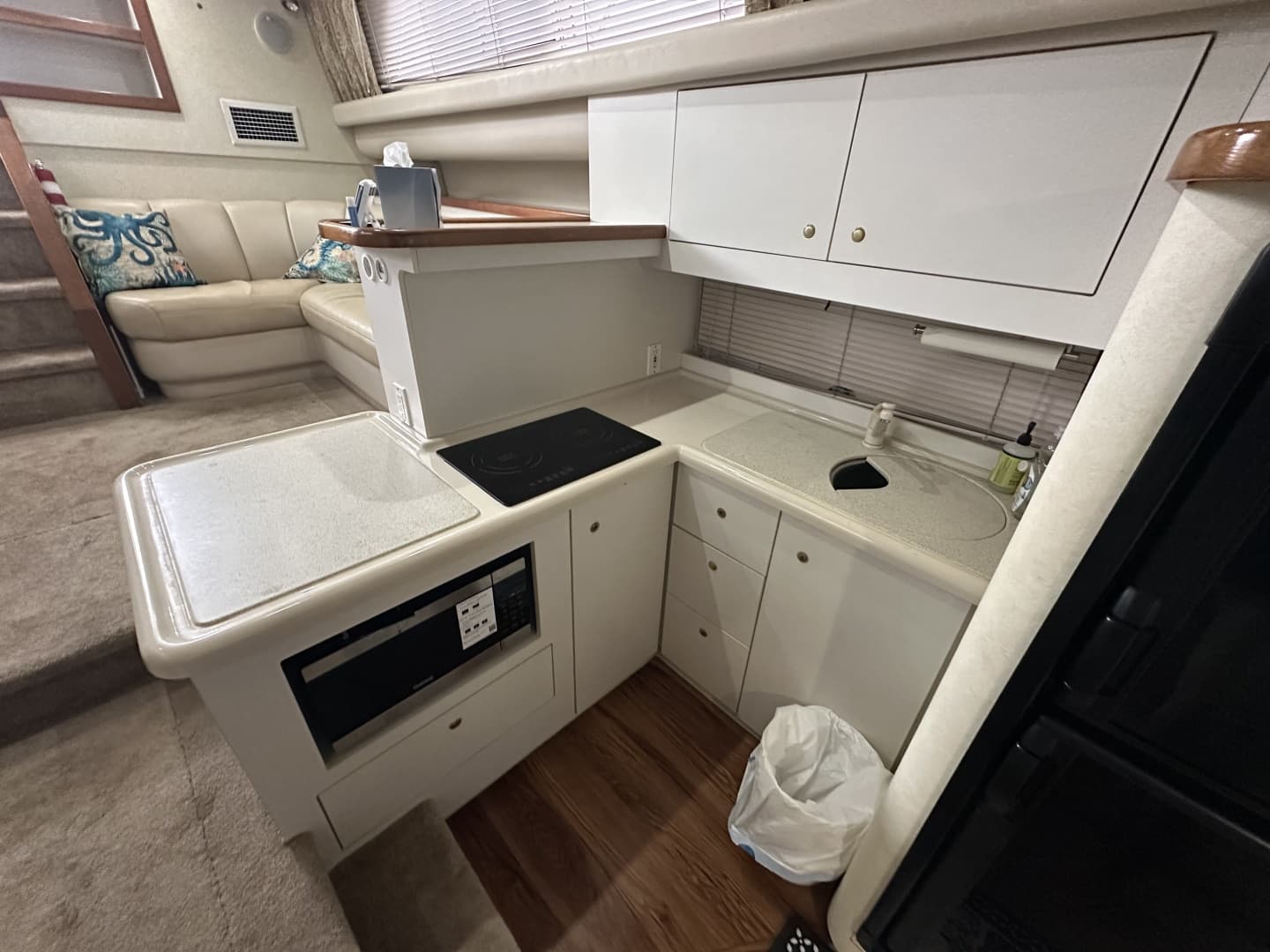 1998 Cruisers Yachts 3650 Aft Cabin