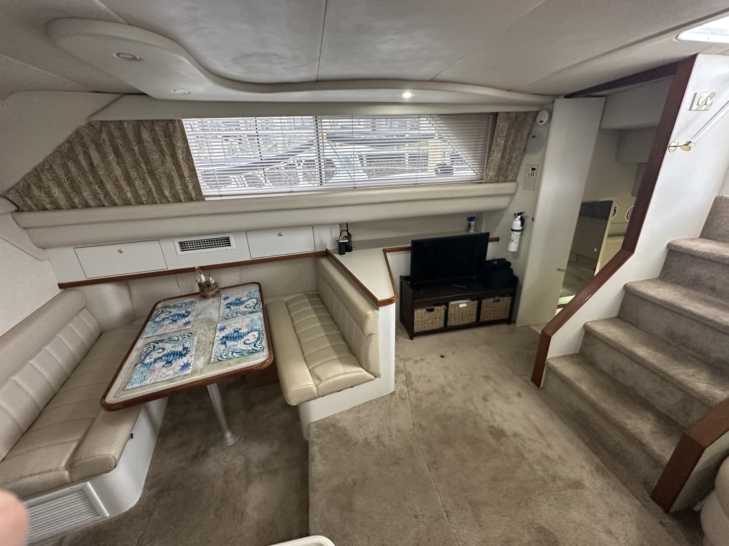 1998 Cruisers Yachts 3650 Aft Cabin