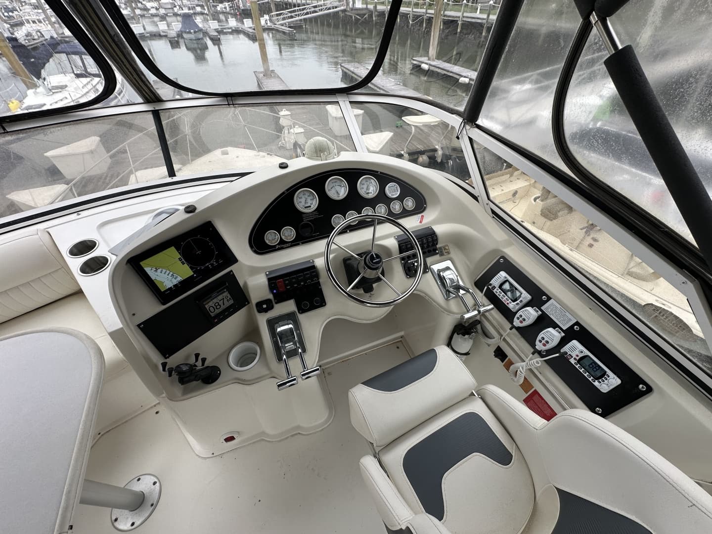 1998 Cruisers Yachts 3650 Aft Cabin