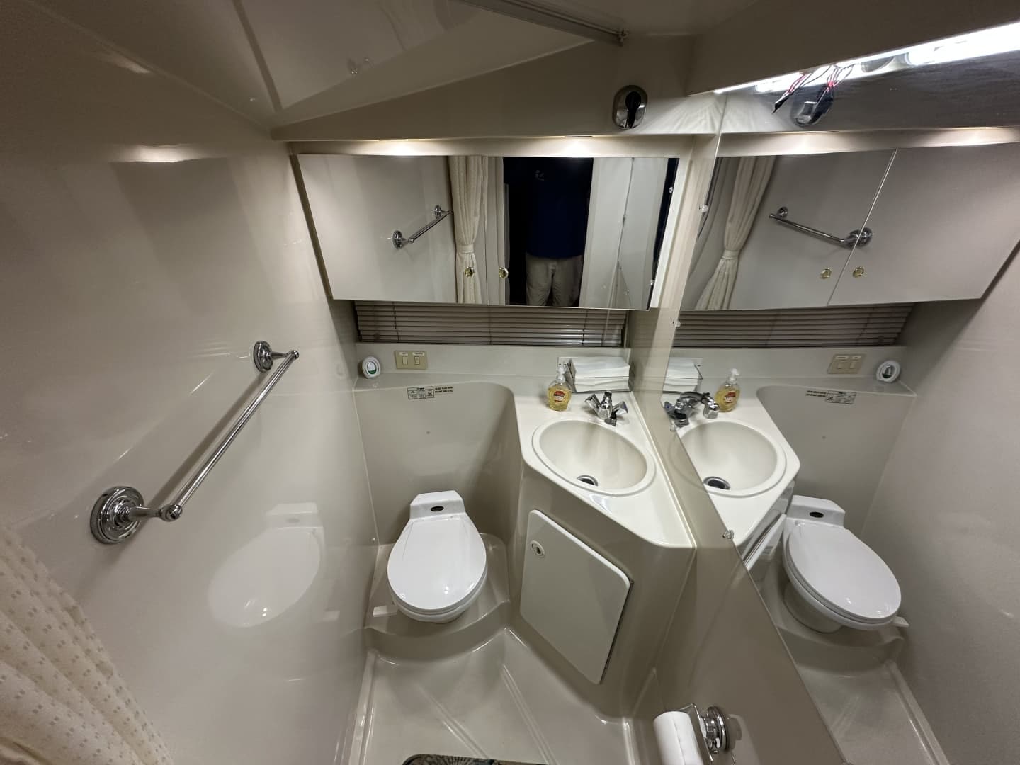 1998 Cruisers Yachts 3650 Aft Cabin
