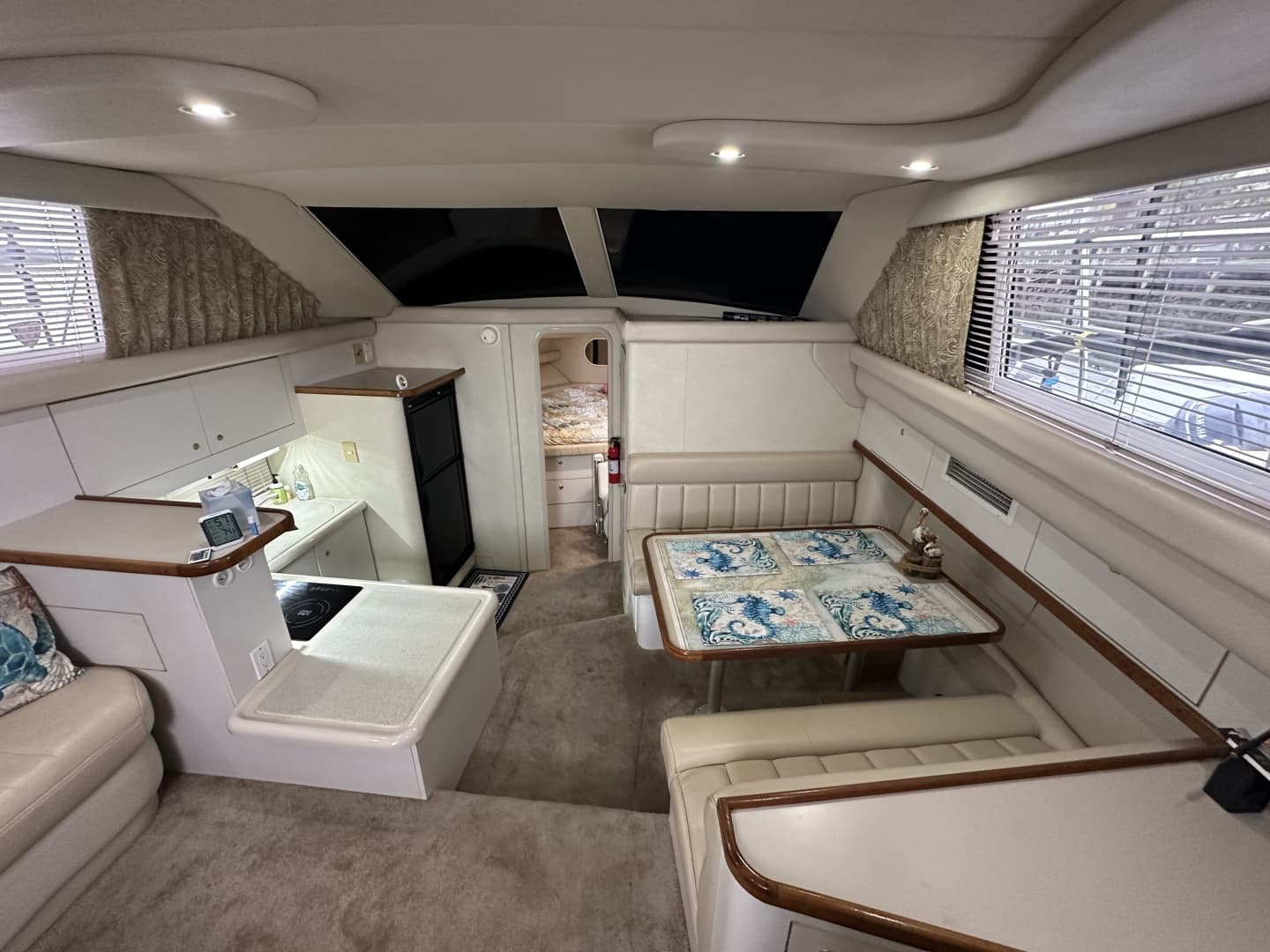 1998 Cruisers Yachts 3650 Aft Cabin