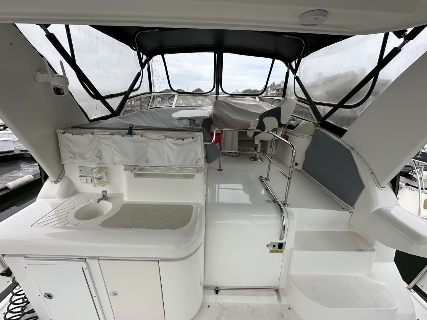 1998 Cruisers Yachts 3650 Aft Cabin