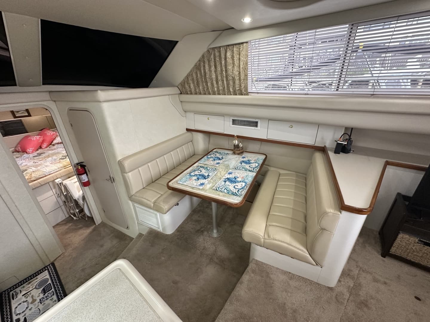1998 Cruisers Yachts 3650 Aft Cabin
