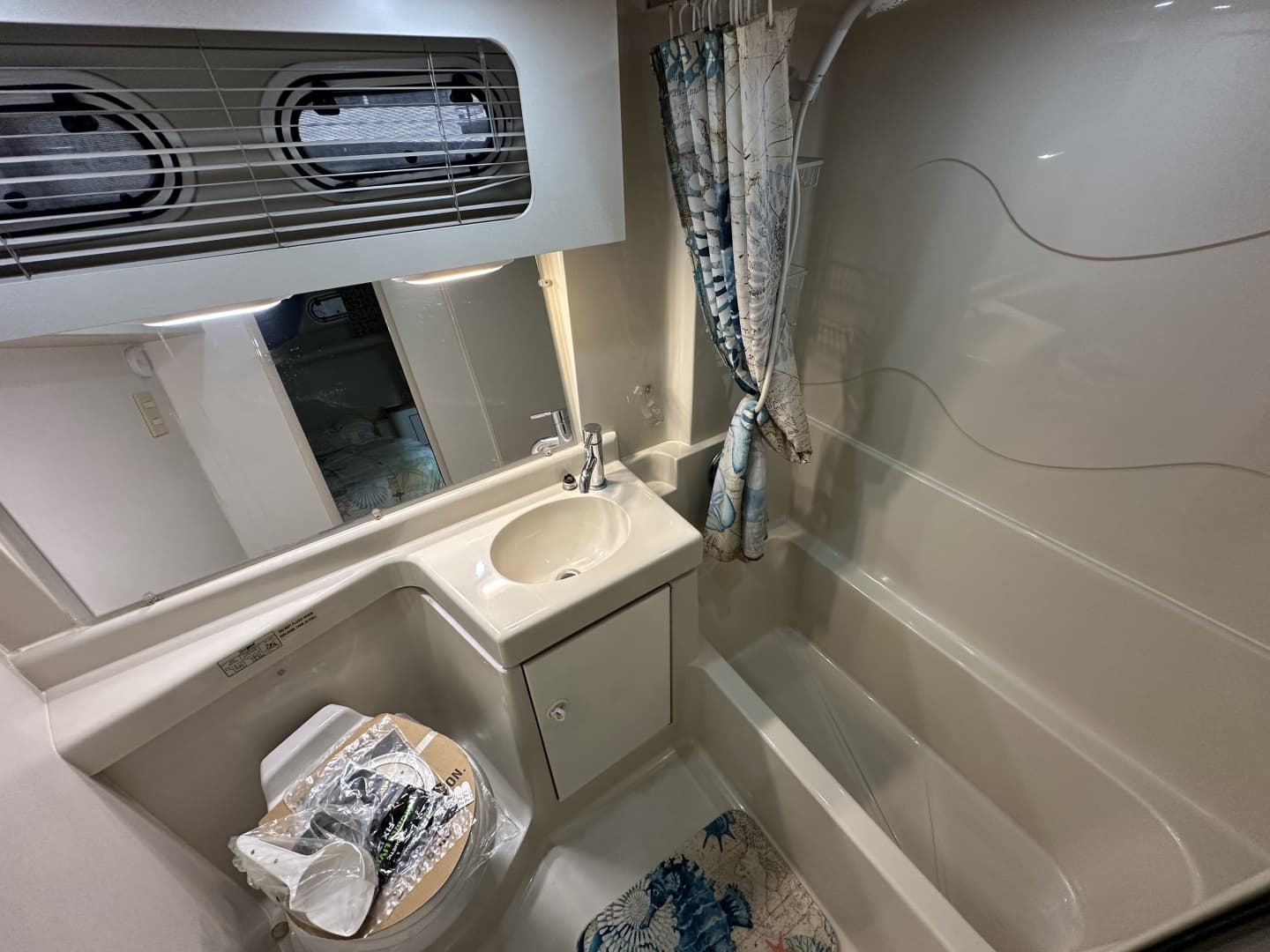 1998 Cruisers Yachts 3650 Aft Cabin
