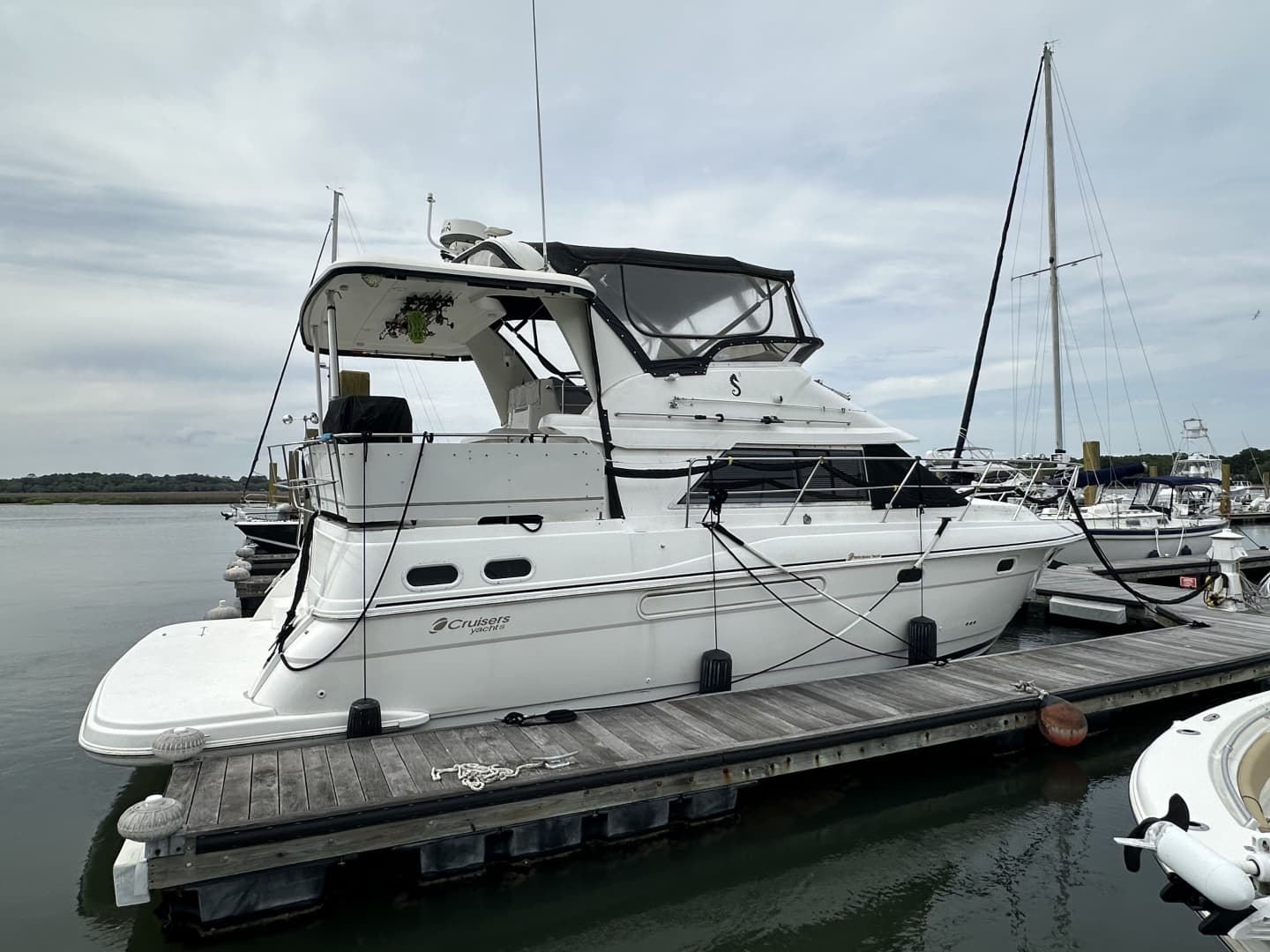 1998 Cruisers Yachts 3650 Aft Cabin