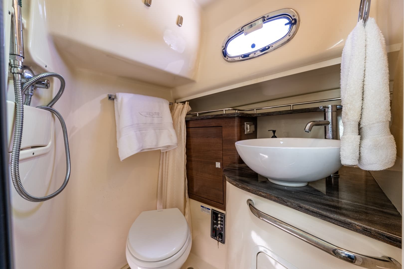 2019 Boston Whaler 345 Conquest