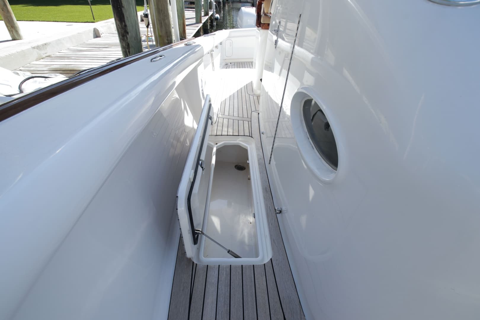 2018 Winter Custom Yachts Center Console