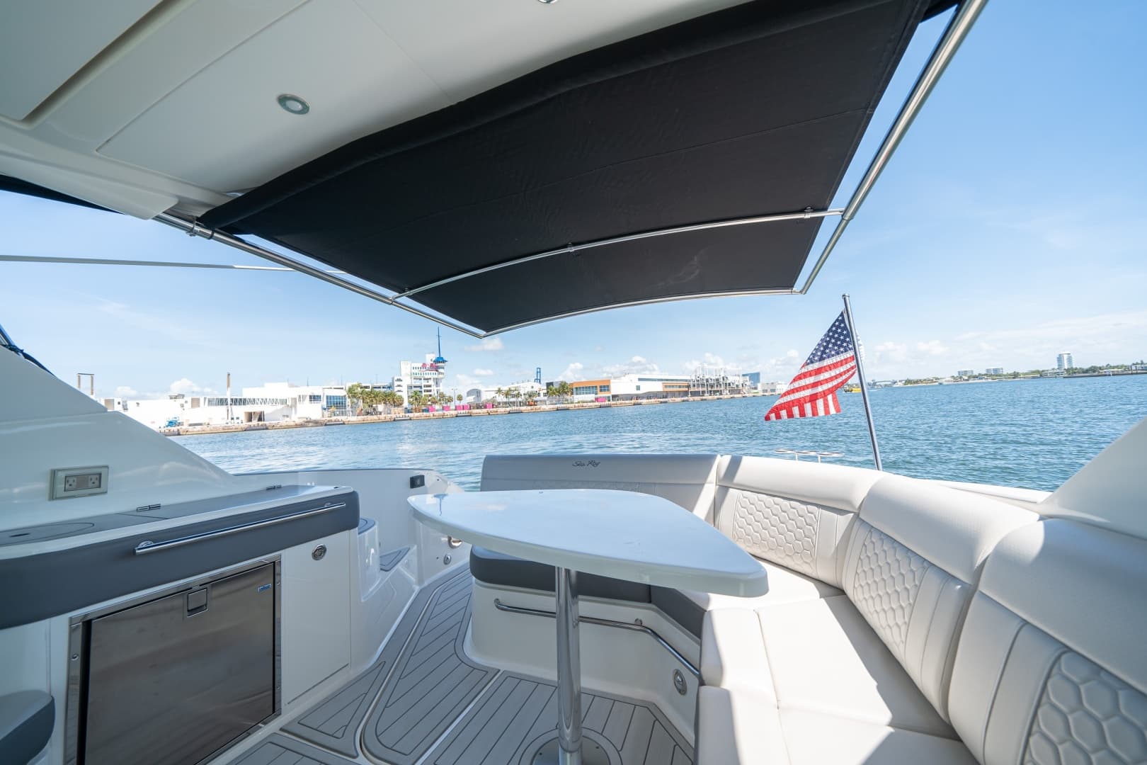 2021 Sea Ray 320 Sundancer