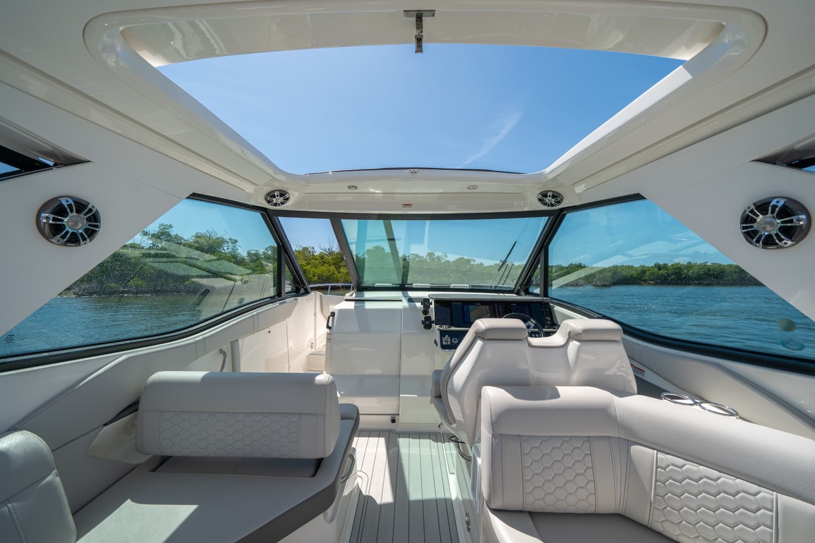 2021 Sea Ray 320 Sundancer