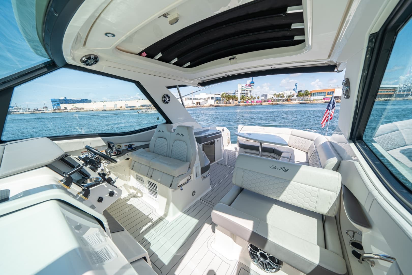 2021 Sea Ray 320 Sundancer