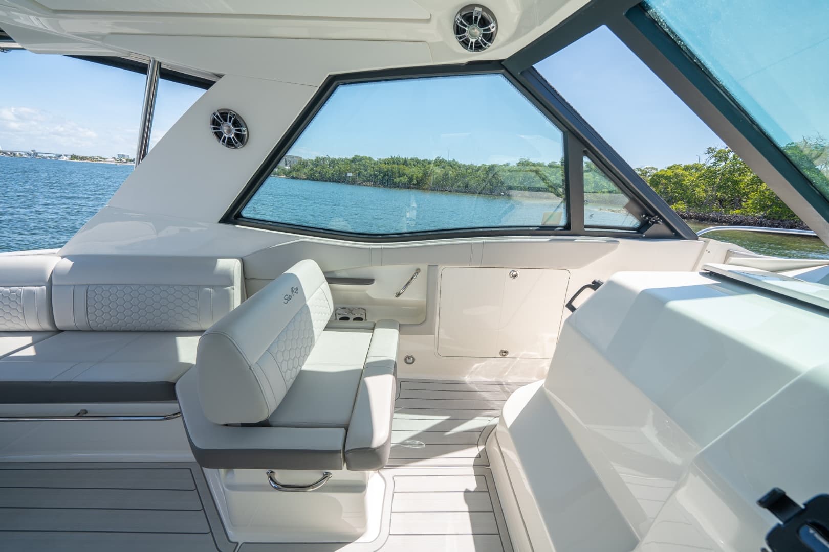 2021 Sea Ray 320 Sundancer