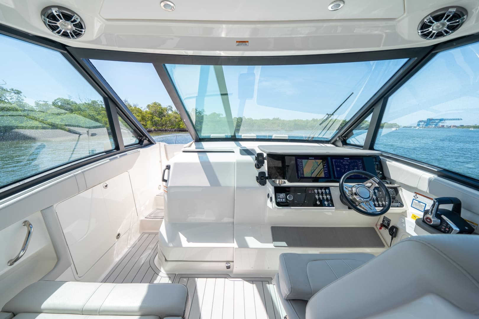 2021 Sea Ray 320 Sundancer