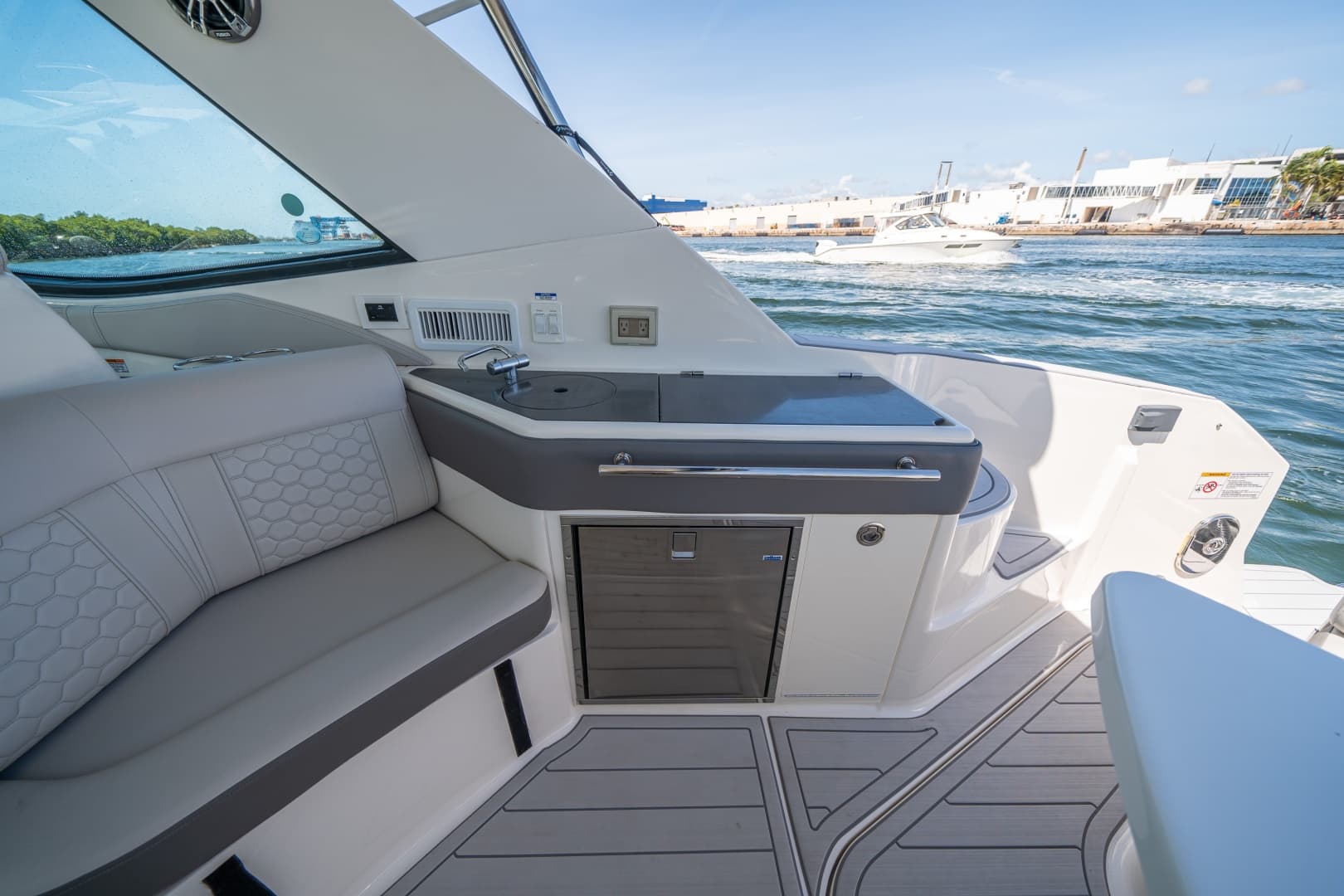 2021 Sea Ray 320 Sundancer