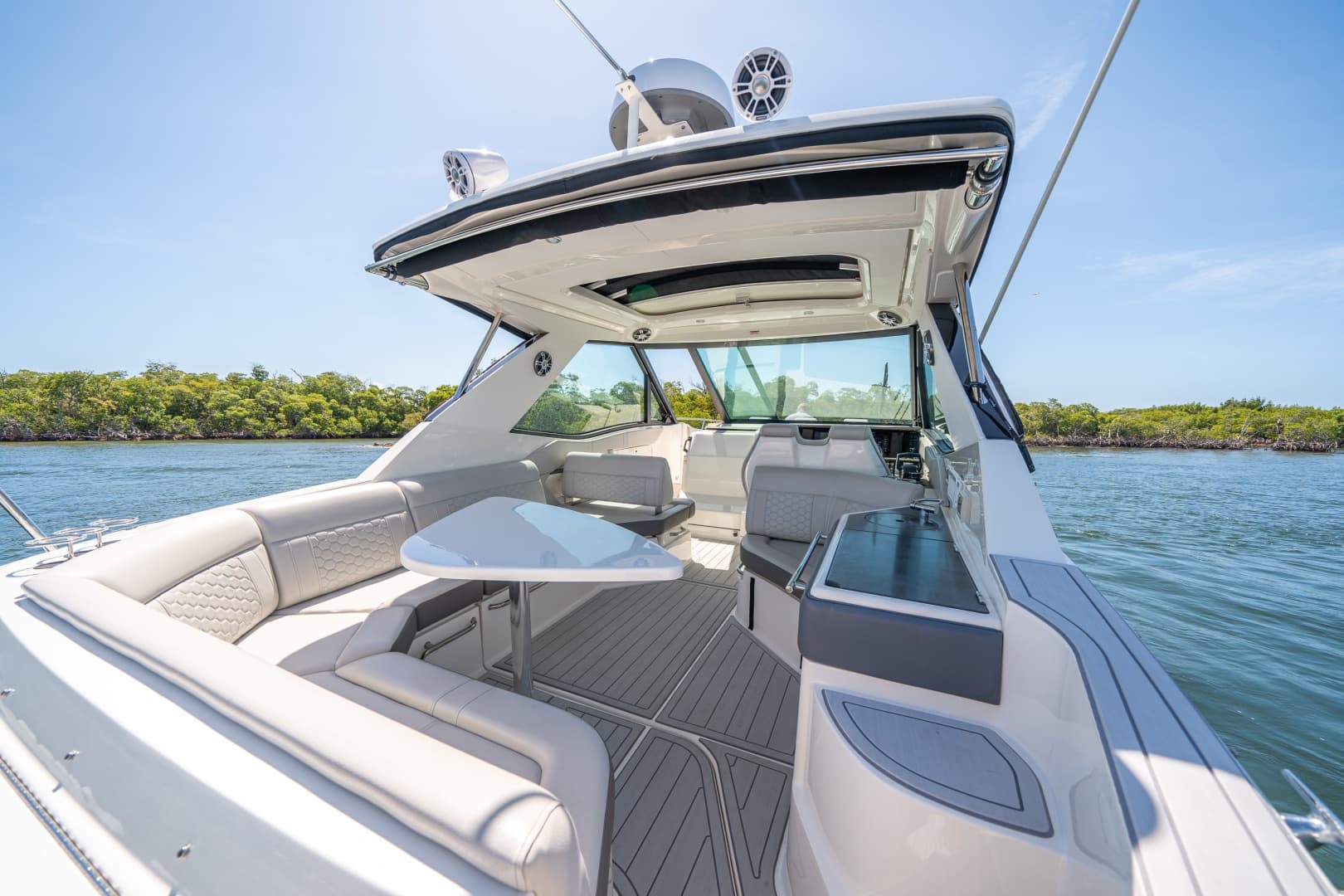 2021 Sea Ray 320 Sundancer