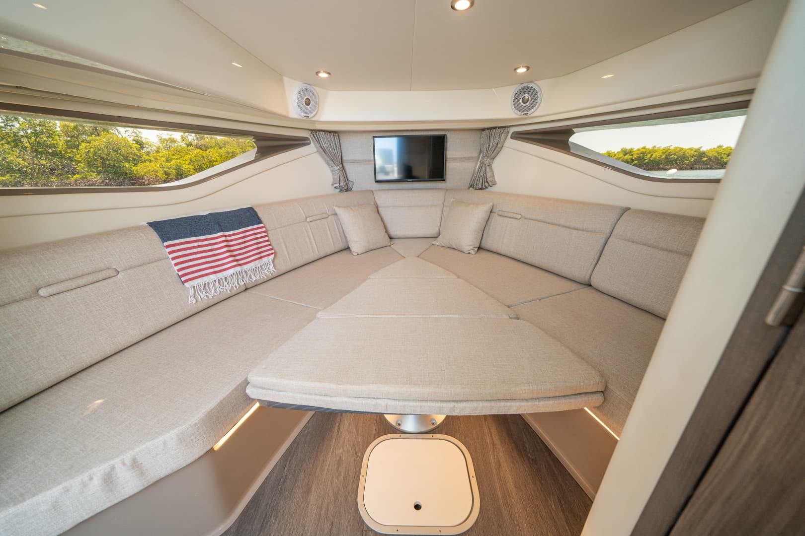 2021 Sea Ray 320 Sundancer