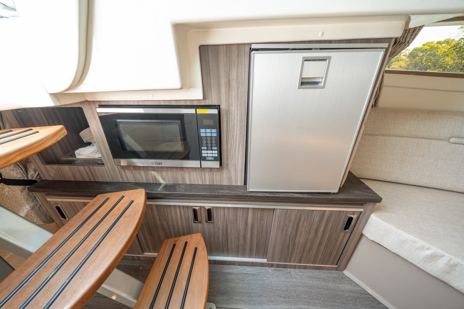 2021 Sea Ray 320 Sundancer