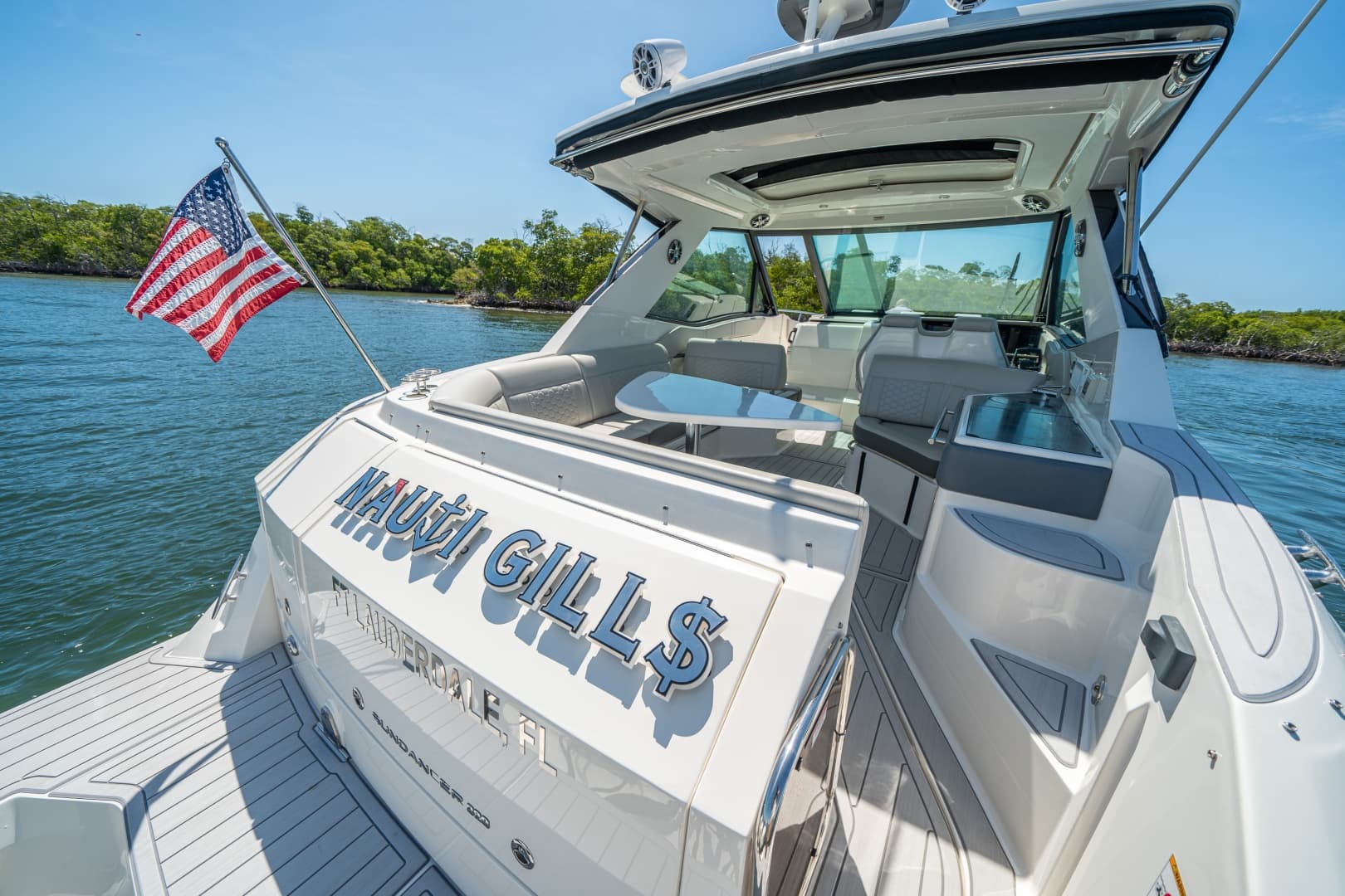 2021 Sea Ray 320 Sundancer