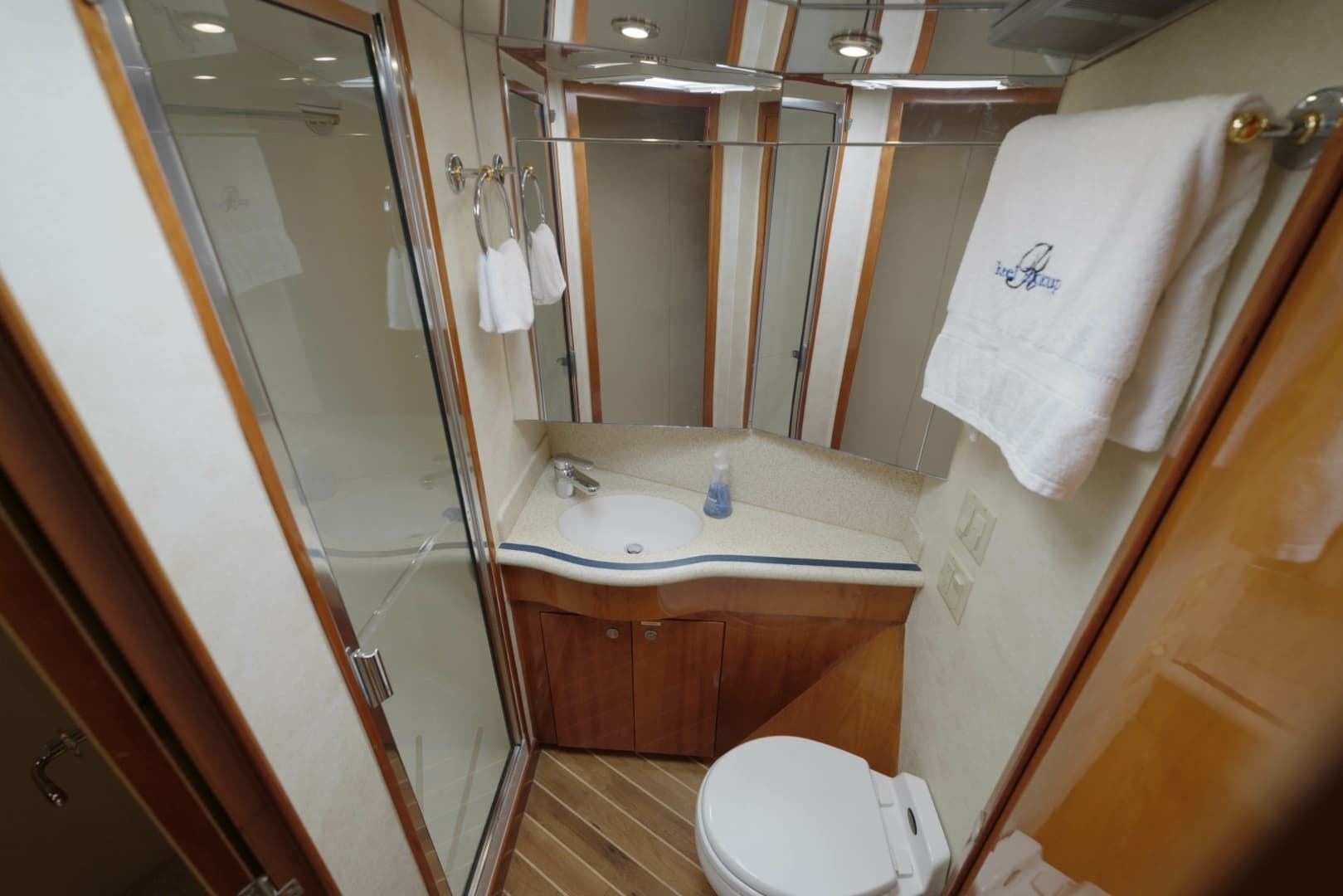 Hatteras 60 Reel Hook'Up - Interior Stateroom Head