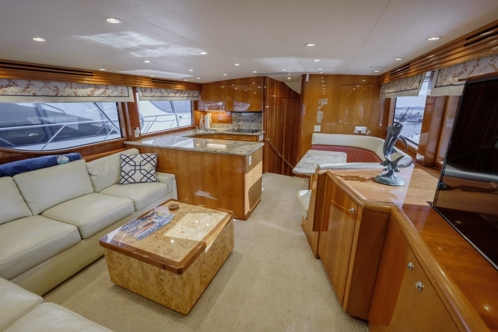 Hatteras 60 Reel Hook'Up - Interior Salon