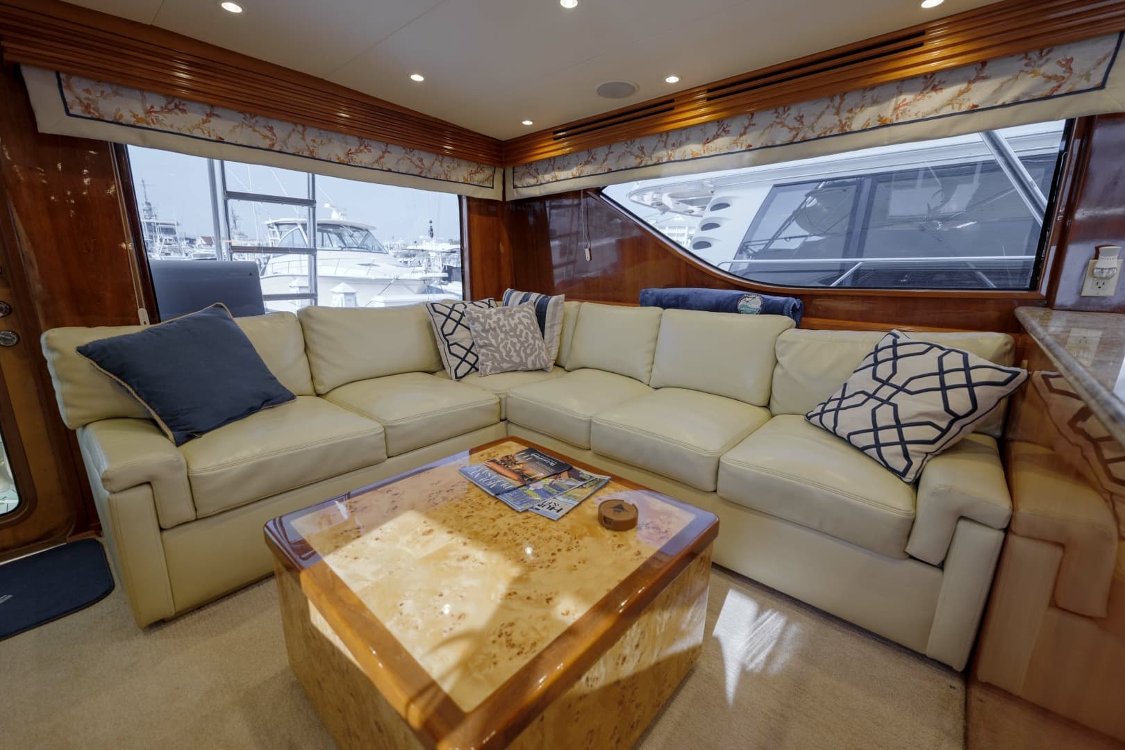 Hatteras 60 Reel Hook'Up - Interior Salon