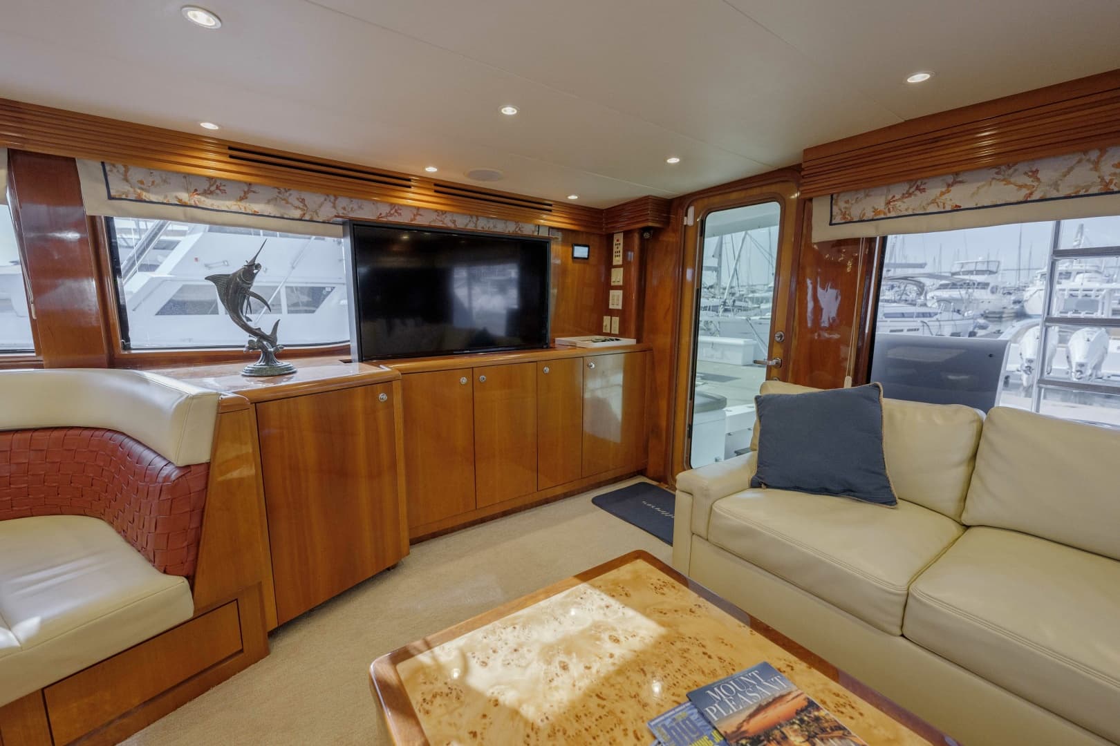 Hatteras 60 Reel Hook'Up - Interior Salon