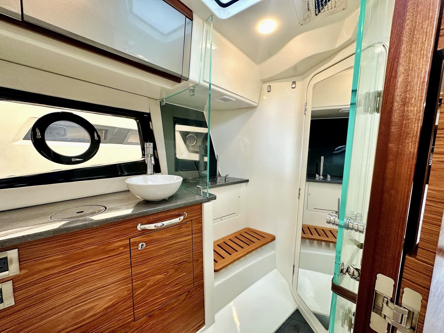 2023 Boston Whaler 405 Conquest