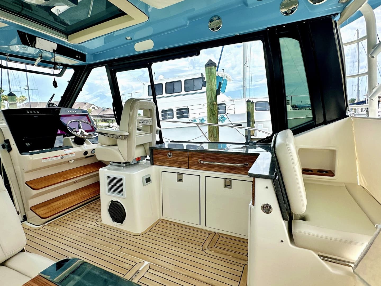 2023 Boston Whaler 405 Conquest