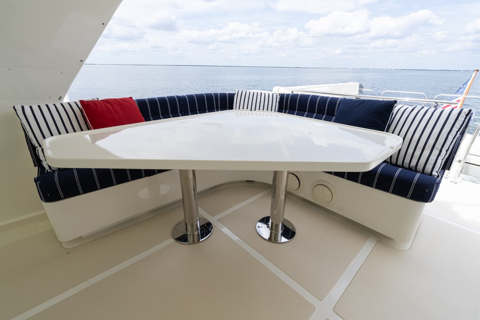 SE Bridge Stbd Settee