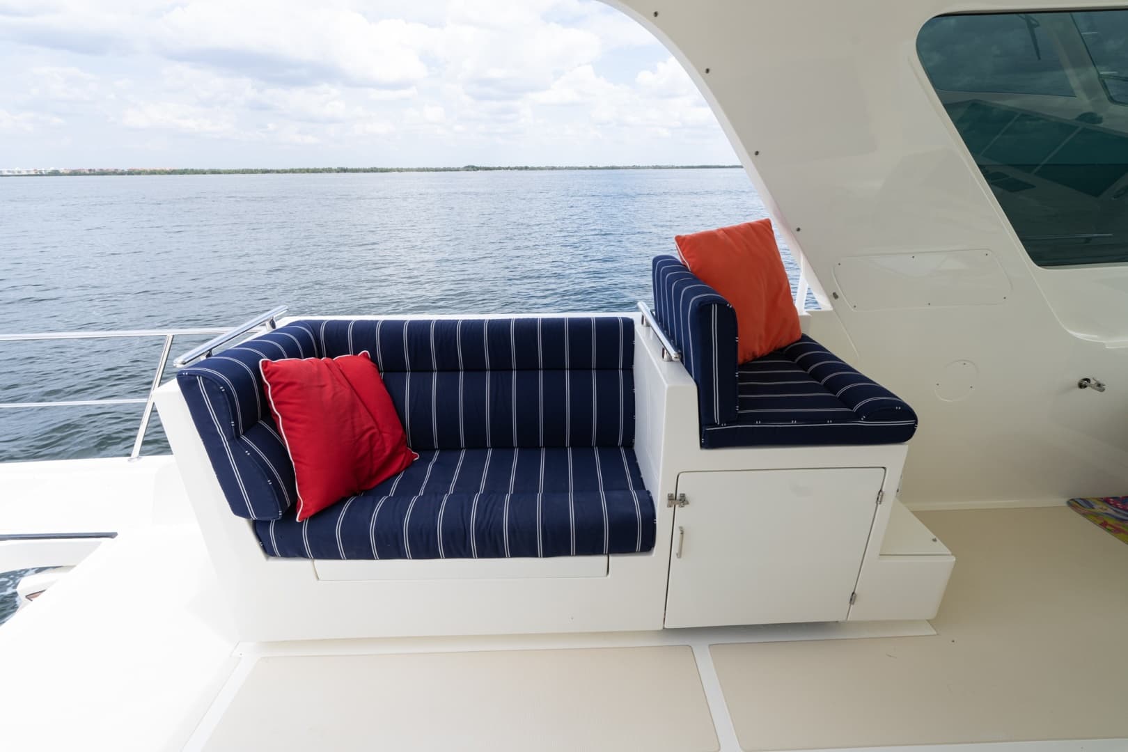 SE Bridge Port Settee