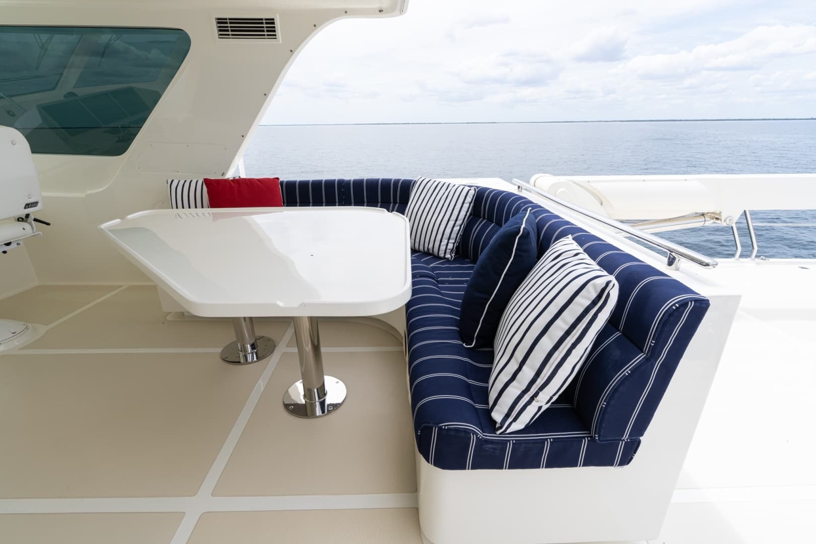 L-Settee Facing Stbd