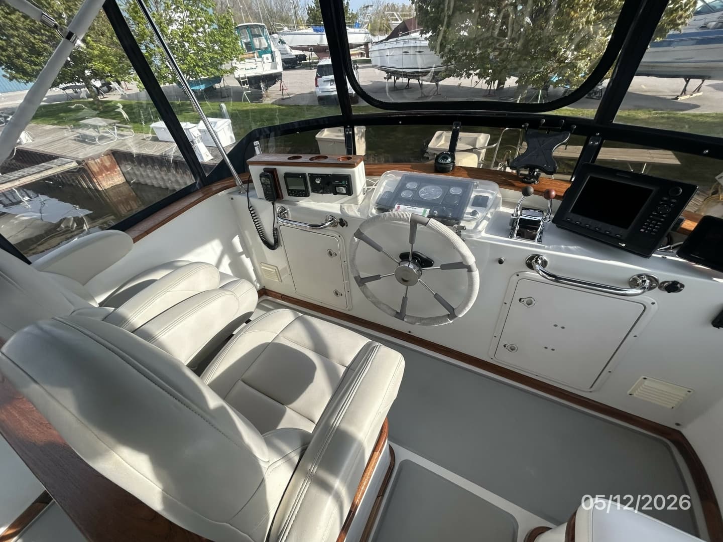 36' Monk flybridge helm1
