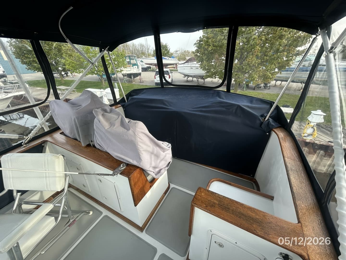 36' Monk flybridge covered