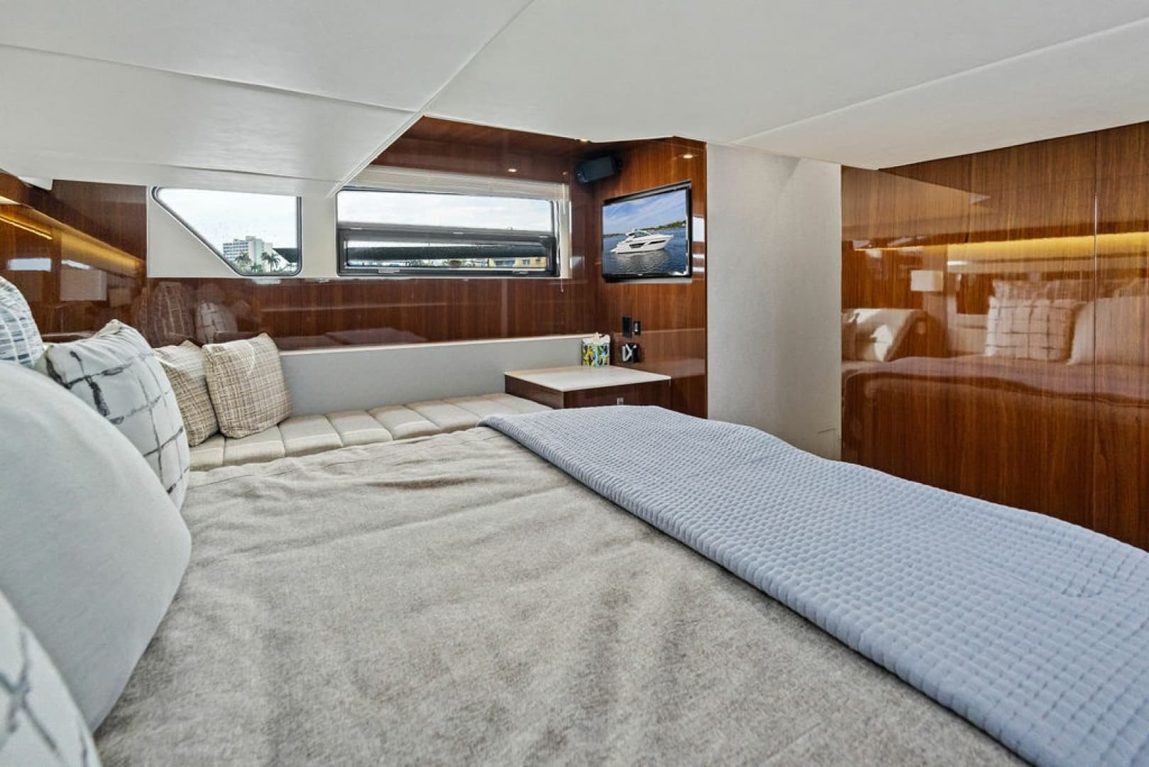 2022 Cruisers Yachts 46 CANTIUS
